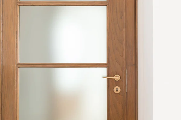 Detalhe da porta de madeira em um apartamento, vista frontal — Fotografia de Stock