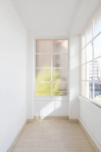 大きな窓と明るい空の回廊 — ストック写真