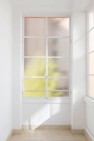 Luminoso corridoio vuoto con grandi finestre — Foto Stock
