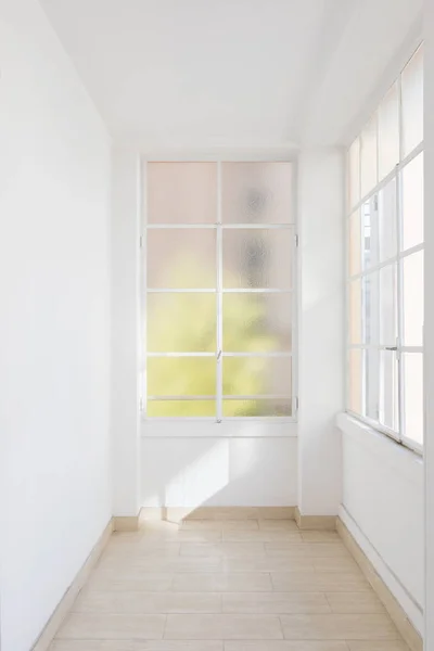 Bright empty corridor with large windows — Stock Photo, Image