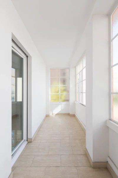 Jasne pusty korytarz z dużymi oknami — Zdjęcie stockowe