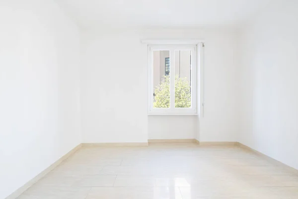 Empty room, clean white walls after renovation — Stock Photo, Image