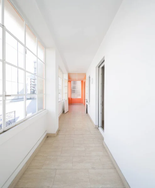 Яскравий порожній коридор з великими вікнами — стокове фото
