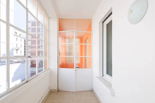 Pasillo en el apartamento con grandes ventanales y mucha luz — Foto de Stock