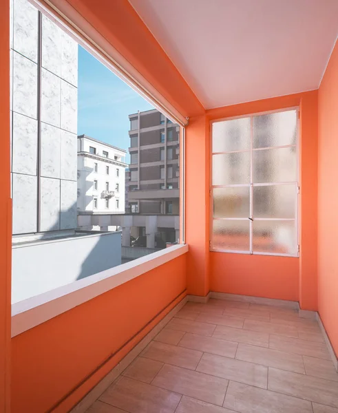 Corridor in the apartment with large windows and lots of light — Stock Photo, Image