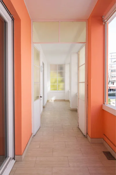 Corridor in the apartment with large windows and lots of light — Stock Photo, Image