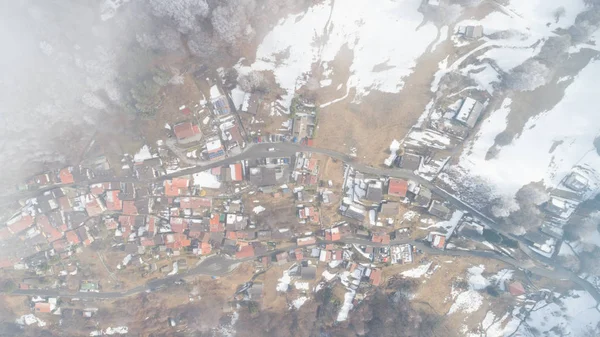 Veduta aerea del villaggio di montagna, nessuno sulla scena — Foto Stock