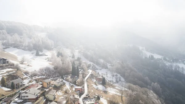 Luchtfoto van het bergdorpje, niemand in de scene — Stockfoto