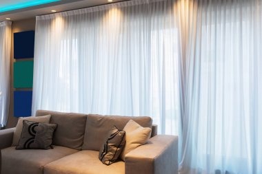 Modern daire içinde kanepe ve ayrıntı