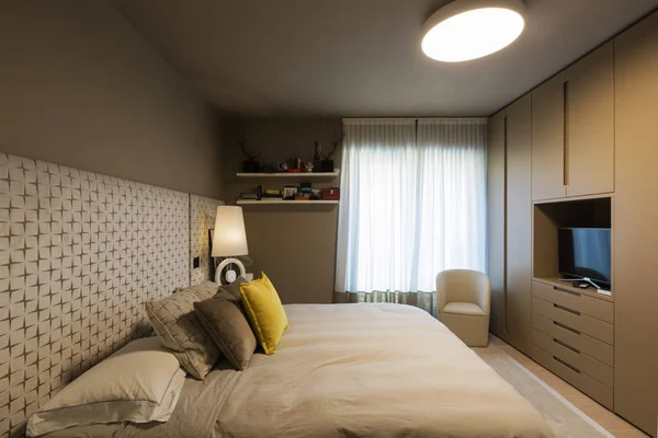 Elegantes Schlafzimmer mit Kleiderschrank — Stockfoto