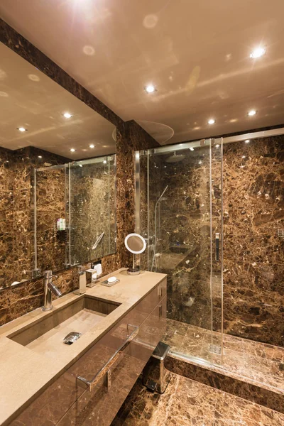 Elegante y espacioso baño de mármol — Foto de Stock