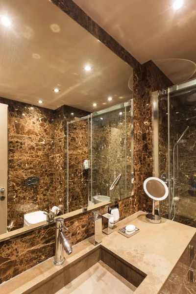 Elegante y espacioso baño de mármol — Foto de Stock