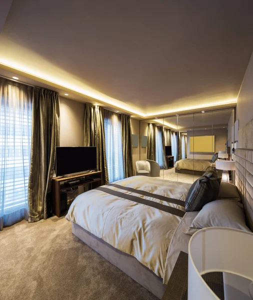 Elegante camera da letto in appartamento di design — Foto Stock