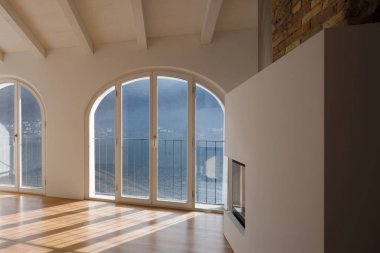 Orta şömineli modern oturma odası