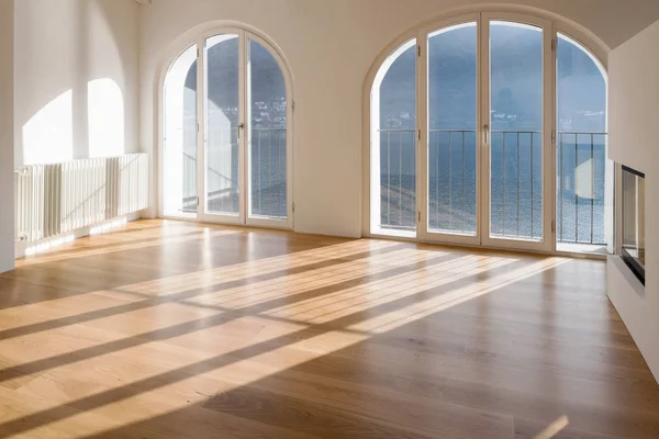 Prázdná místnost s velkými okny a starožitné trámy — Stock fotografie