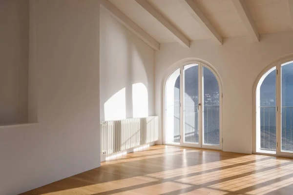 Prázdná místnost s velkými okny a starožitné trámy — Stock fotografie
