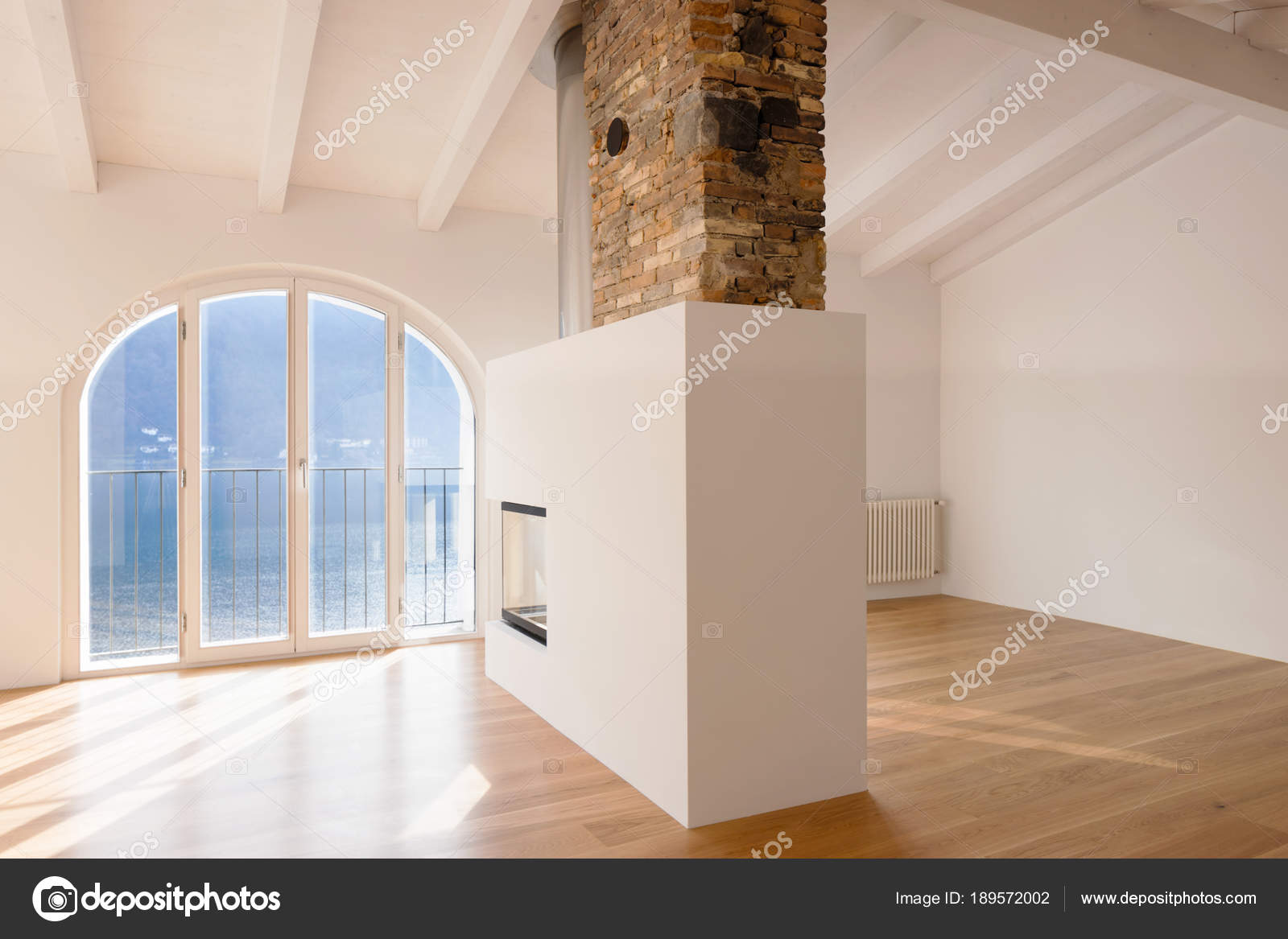 Salon moderne avec cheminée au milieu — Photo de stock par ©Zveiger -  189572002, image size:1600x1167