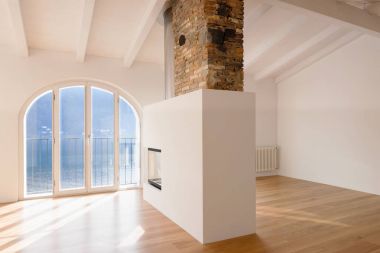 Orta şömineli modern oturma odası