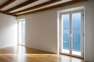 Büyük pencereler ve antik kirişler boş oda