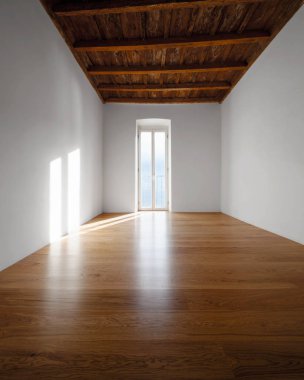 Büyük pencereler ve antik kirişler boş oda