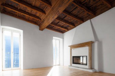 Göle bakan pencereler ile oturma odası. Şömine. 