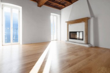 Göle bakan pencereler ile oturma odası. Şömine. 