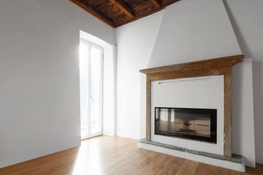 Göle bakan pencereler ile oturma odası. Şömine. 