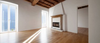 Göle bakan pencereler ile oturma odası. Şömine. 