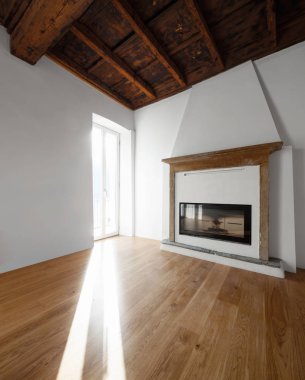 Göle bakan pencereler ile oturma odası. Şömine. 