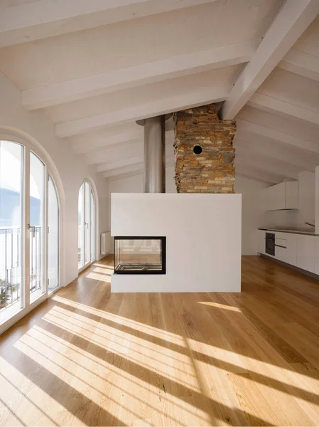 Salon moderne avec cheminée au milieu — Photo