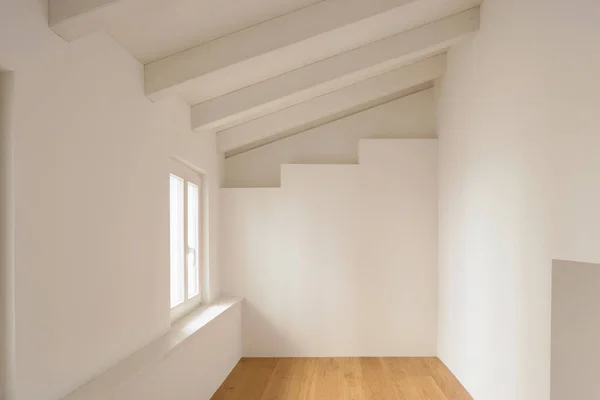 An der Wand befindet sich eine Treppe — Stockfoto