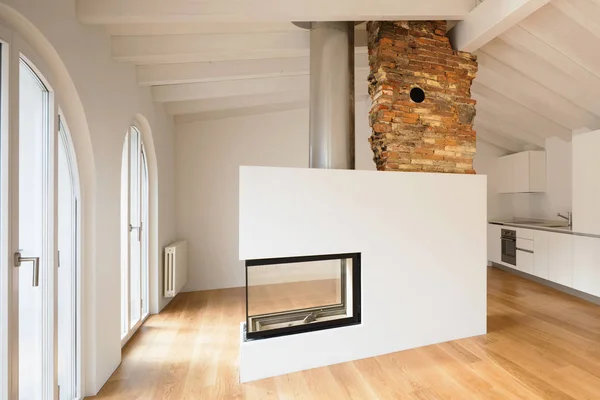 Moderní obývací pokoj s krbem uprostřed — Stock fotografie
