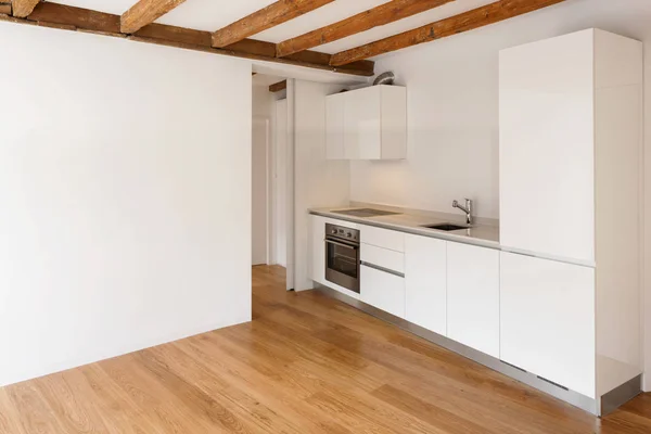 Moderne keuken in het gerenoveerde appartement — Stockfoto