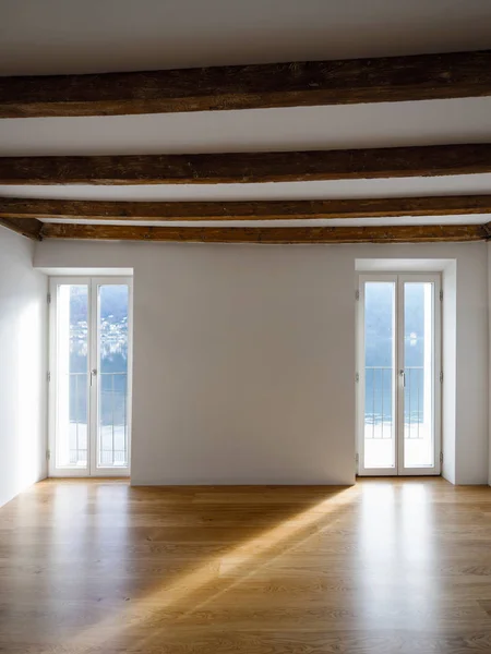 Quarto vazio com grandes janelas e vigas antigas — Fotografia de Stock