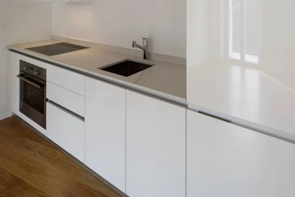 Moderne keuken in het gerenoveerde appartement — Stockfoto