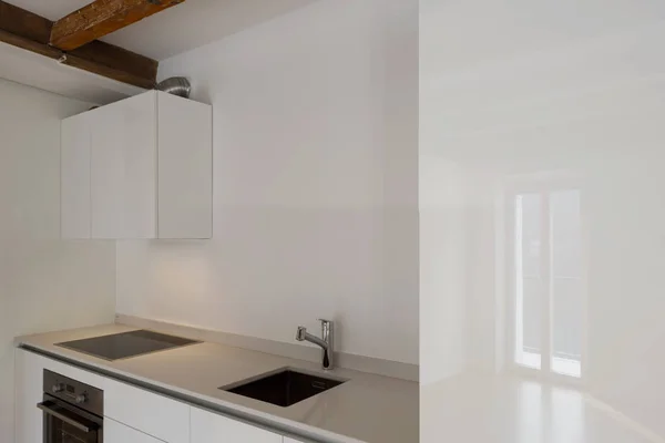 Современная кухня в отремонтированной квартире — стоковое фото