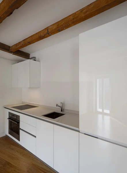 Cozinha moderna em apartamento renovado — Fotografia de Stock