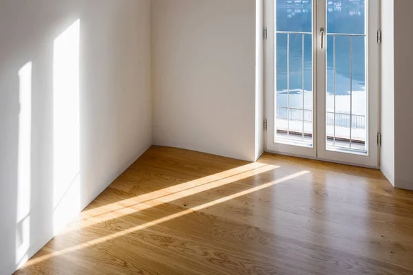 Chambre vide avec grandes fenêtres et poutres anciennes — Photo