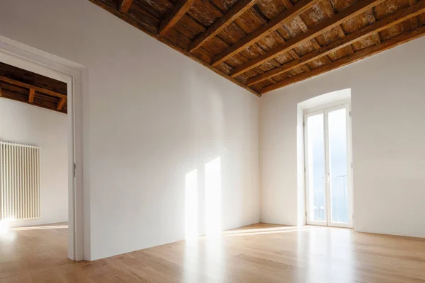 Empty room with large windows and antique beams — Stock Photo, Image