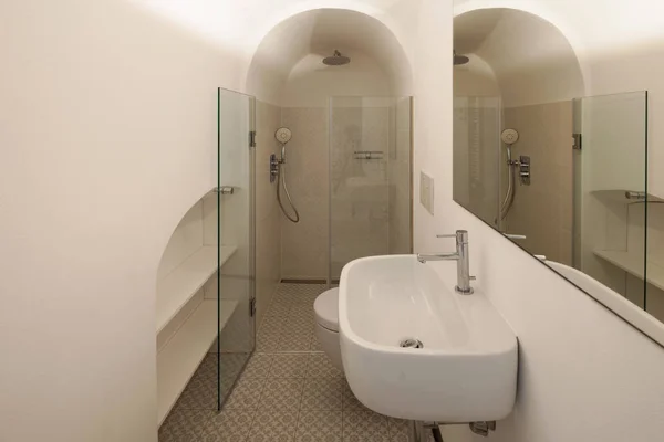 Modernes Badezimmer mit Bodenfliesen — Stockfoto