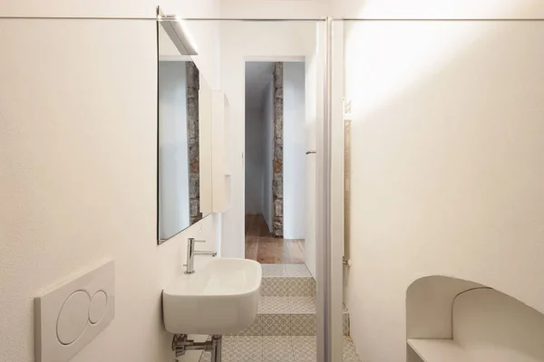 Modern bathroom with floor tiles — Stock Photo, Image