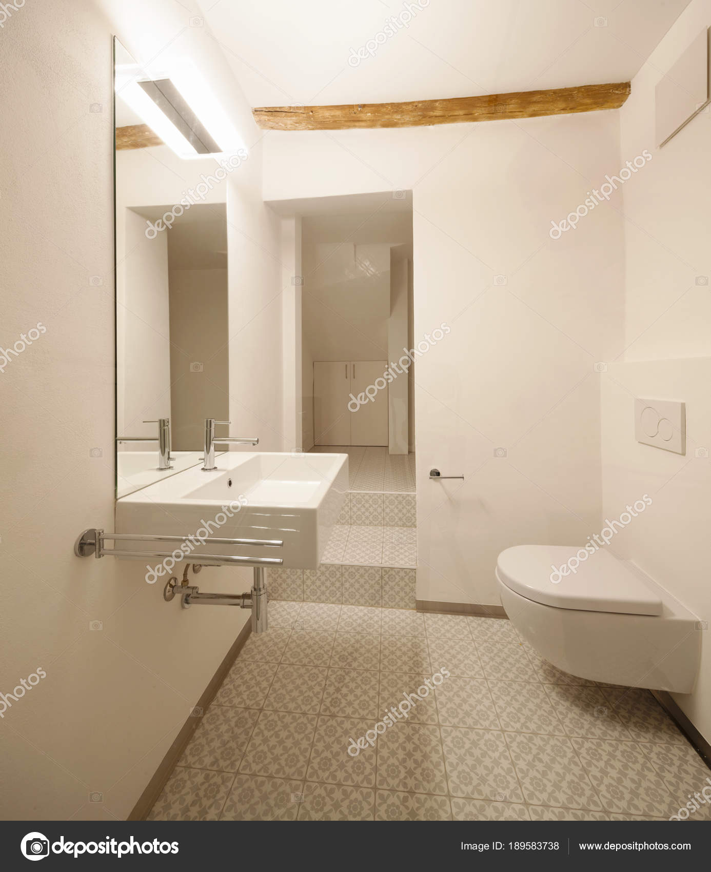 Modernes Bad mit Fliesen — Stockfoto © Zveiger #189583738 Modernes Bad mit Fliesen — Stockfoto © Zveiger #189583738