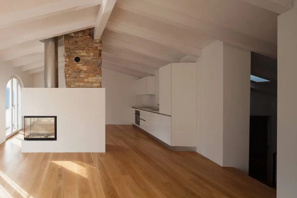 Moderní obývací pokoj s krbem uprostřed — Stock fotografie