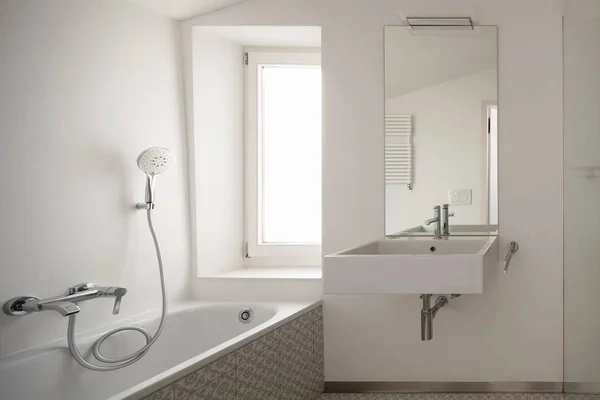Modernt badrum med golvplattor — Stockfoto