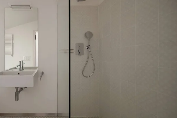 Modern banyo yer karoları ile — Stok fotoğraf