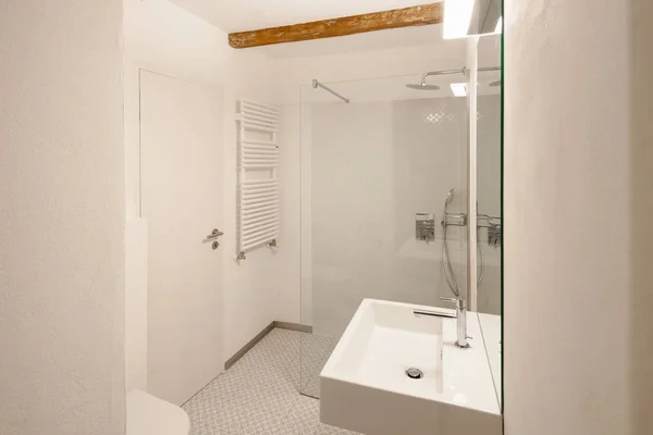 Сучасна ванна кімната з плиткою для підлоги — стокове фото