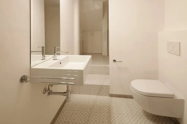 Современная ванная комната с плиткой — стоковое фото