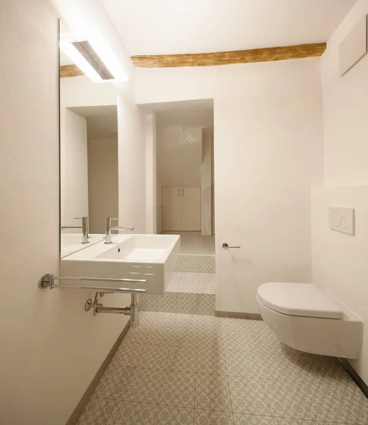 Modern bathroom with floor tiles — Stock Photo, Image