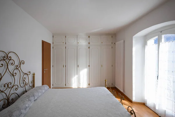 Sypialnia z pokrywą serwetki — Zdjęcie stockowe