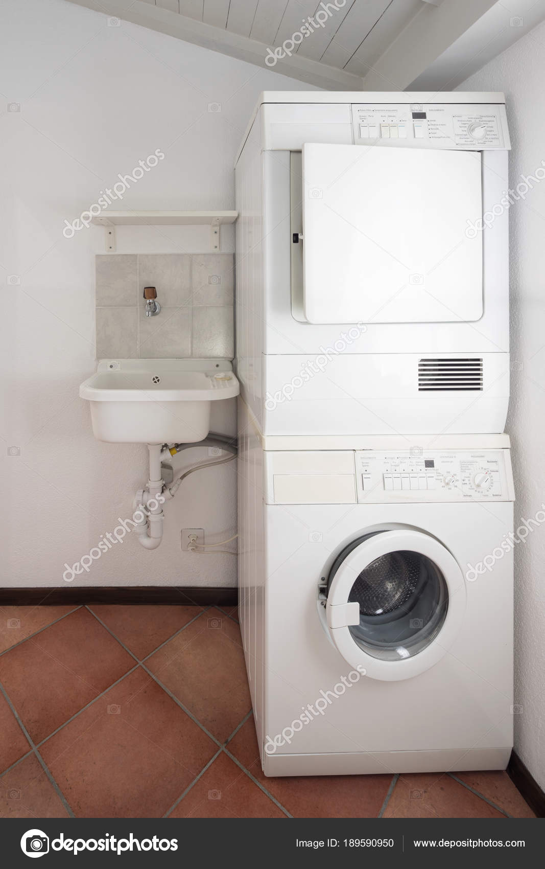 Waschküche mit Waschmaschine und Trockner — Stockfoto © Zveiger ... Waschküche mit Waschmaschine und Trockner — Stockfoto © Zveiger ...